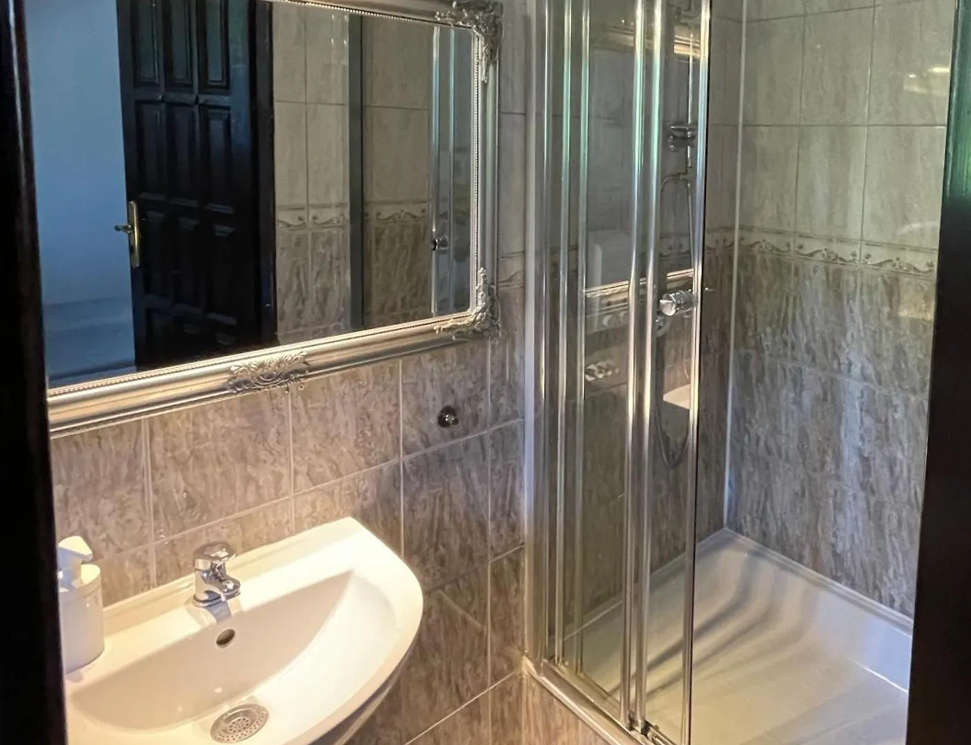 Dworek Zloty Rog Hotel I Restauracja Krasków
